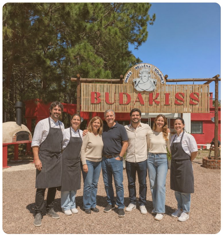 Equipo Budakiss frente al atelier en Punta Ballena